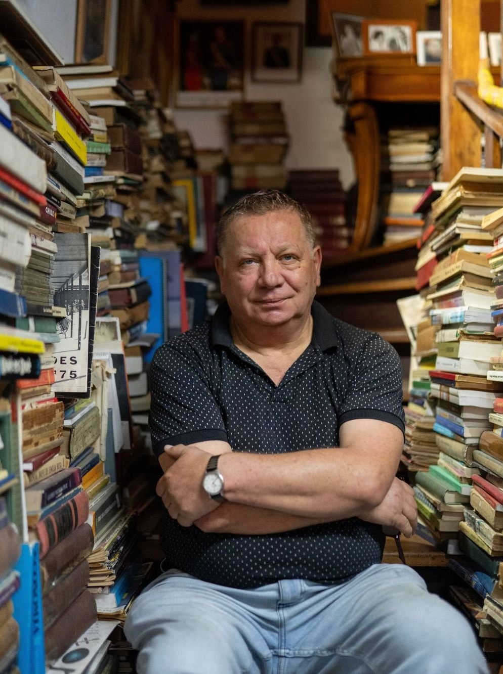 Carlos Barría entre pilas de libros en Casa Zar