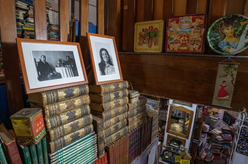 Fotografías antiguas, latas y tomos encuadernados